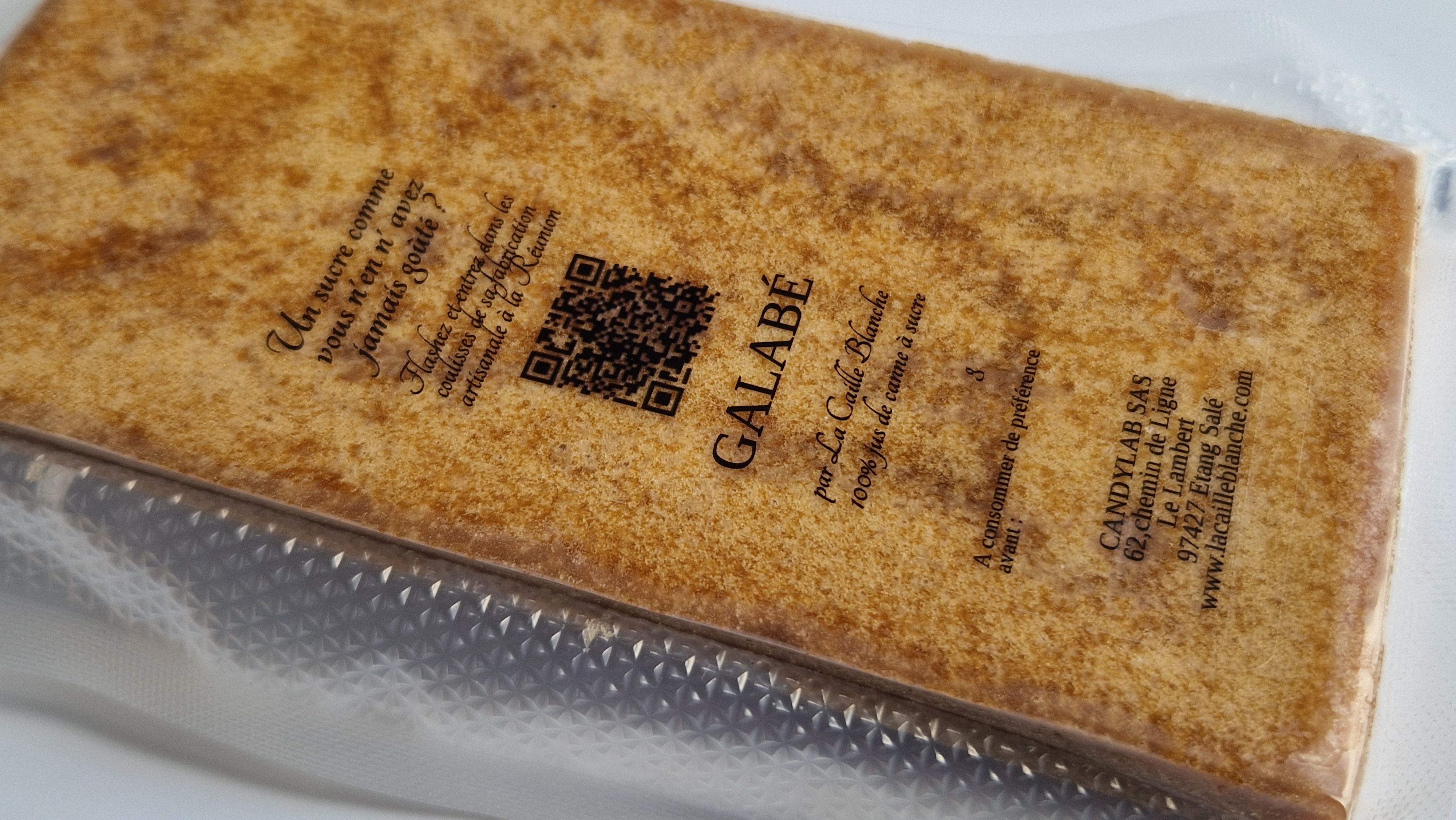 Galabé en tablette Tablette de galabé, sucre brut de canne non raffiné, fabriqué artisanalement à partir de canne à sucre du jardin du Lambert, La Réunion