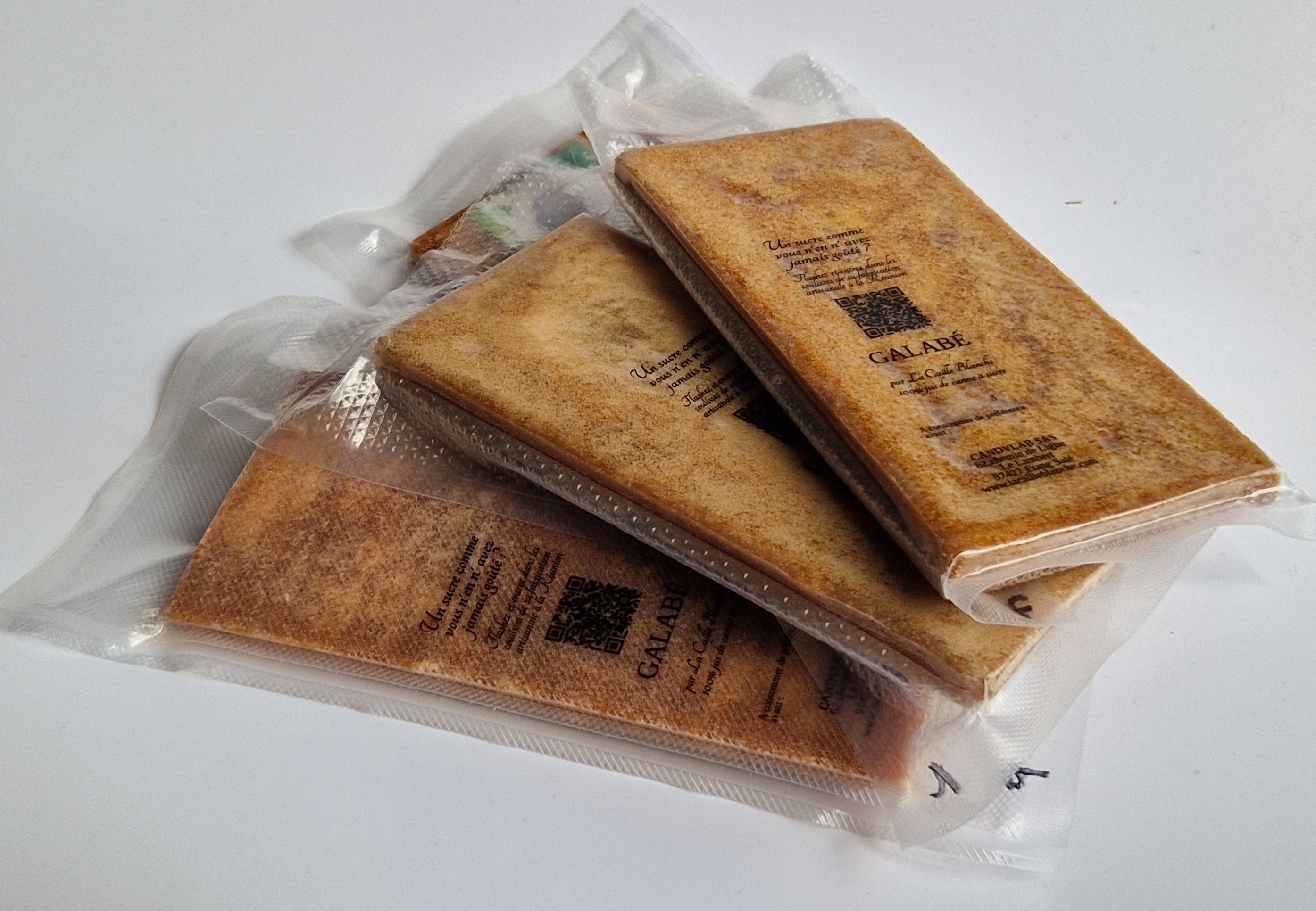 Tablettes de galabé Tablette de galabé, sucre brut de canne non raffiné, fabriqué artisanalement à partir de canne à sucre du jardin du Lambert, La Réunion