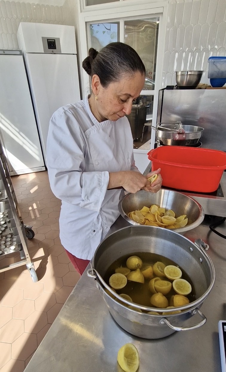 Valérie Baudard, artisane confiseur et fondatrice de La Caille Blanche, coupant des citrons à son atelier de confiserie parisien