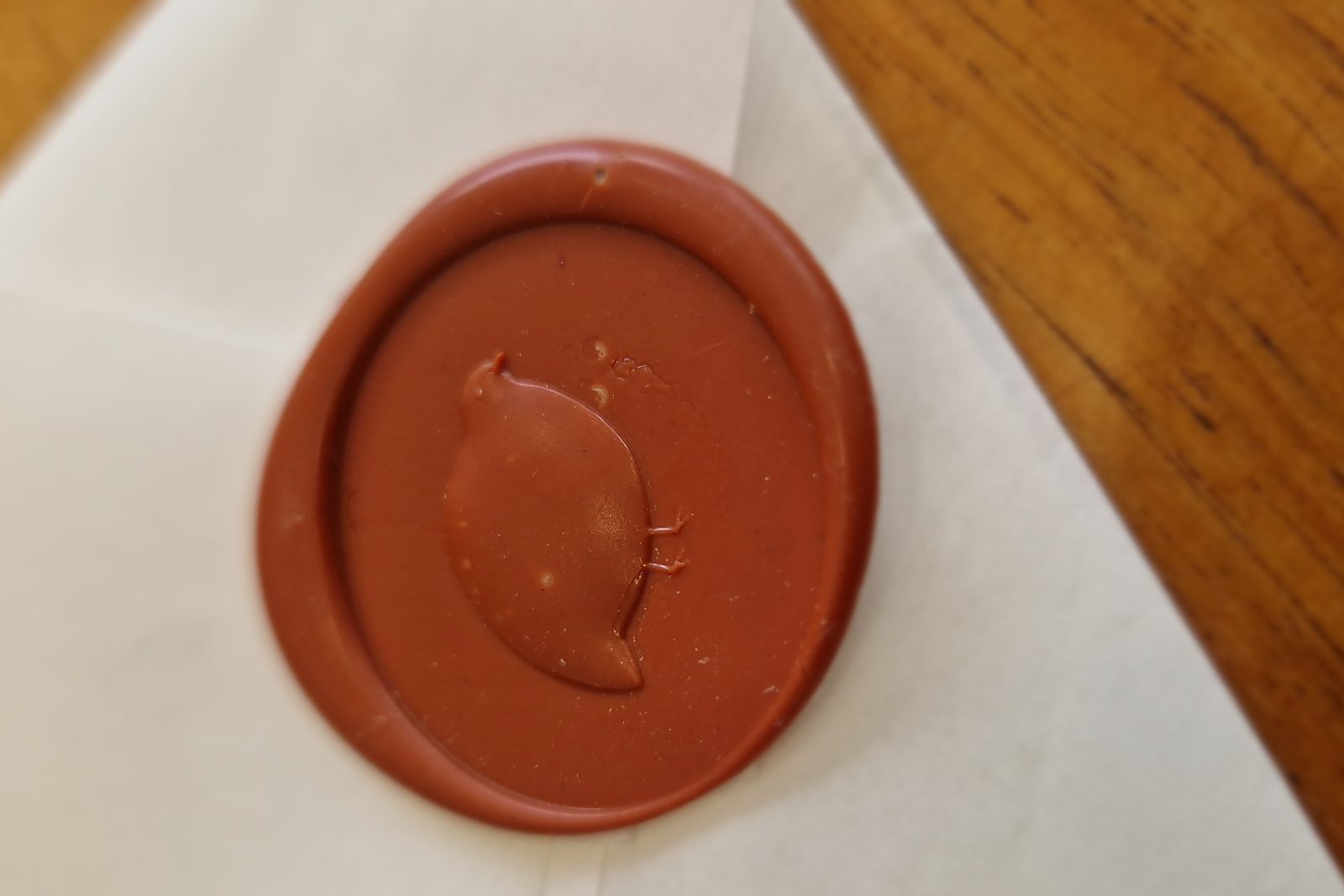 Sceau de cire terracotta frappé d'une caille sur le coffret galabé I — Le goût, création d'un confiseur artisanal de La Réunion, La Caille Blanche