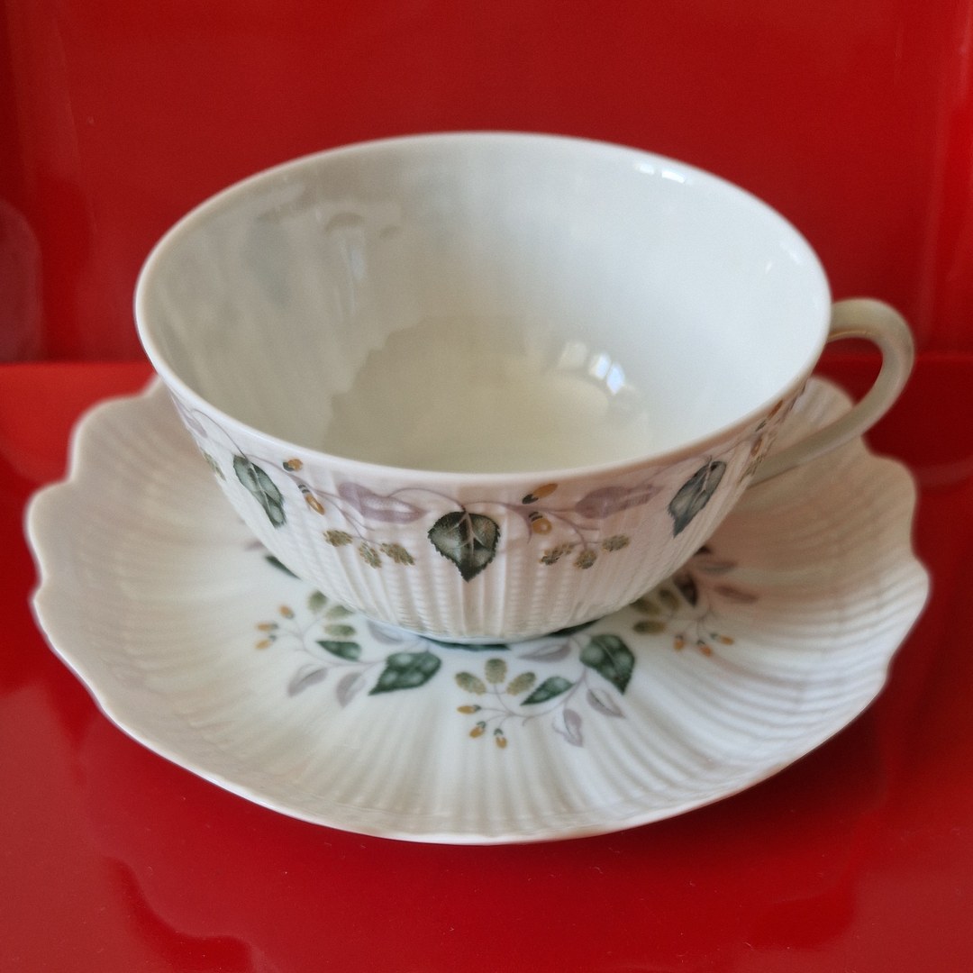 Tasse de porcelaine de Limoges de 1962 sur la table d'un confiseur artisanal de La Réunion — La Caille Blanche, premier souvenir de l'été